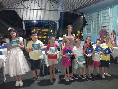 Noite de AutÃ³grafos reuniu centenas de pessoas em Rio Bonito do IguaÃ§u